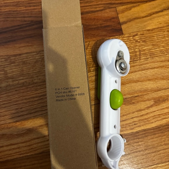 White and Green 6-in-1 Can Opener - Picture 1 of 2